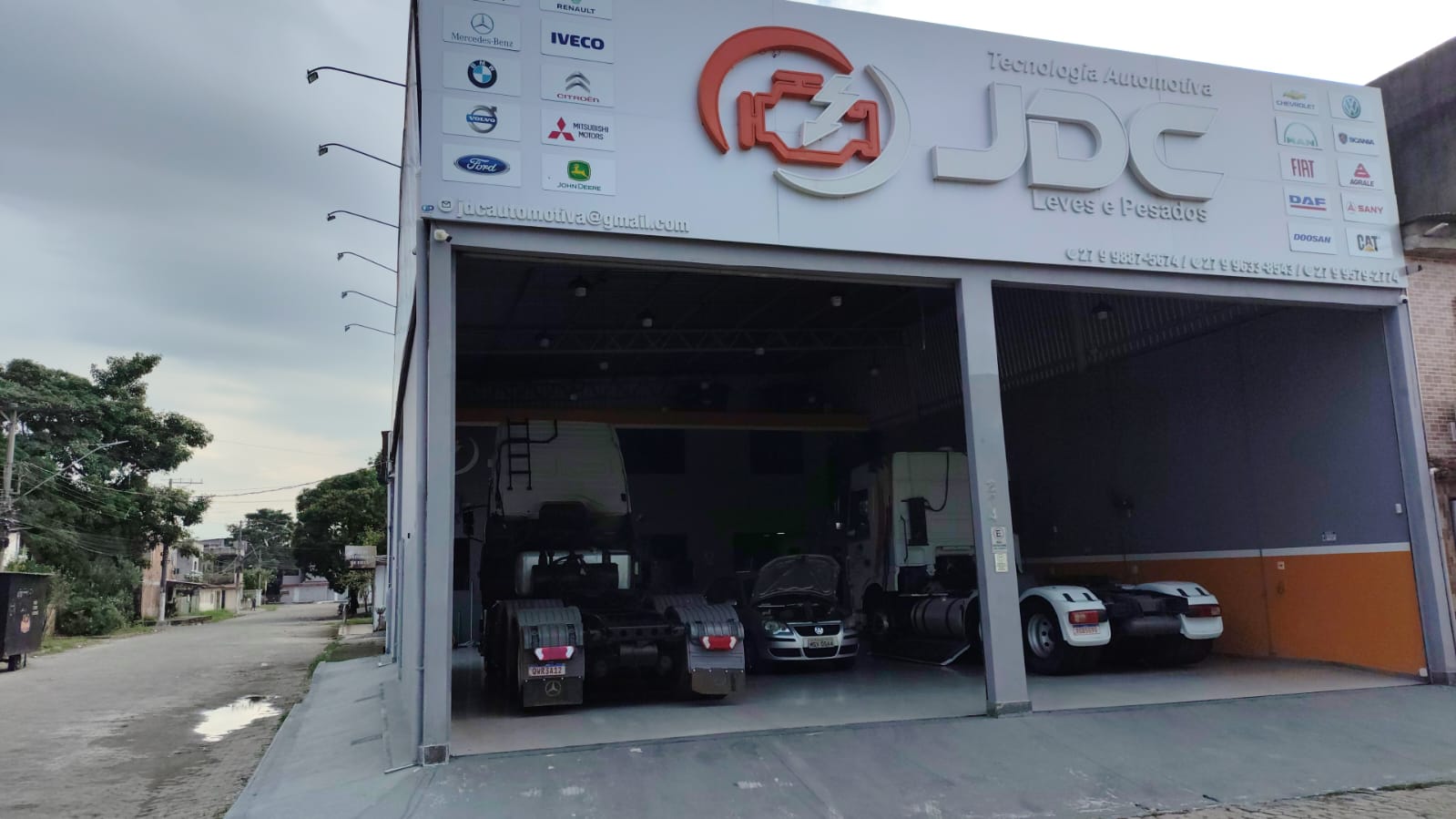 Fachada JDC com logos das montadoras