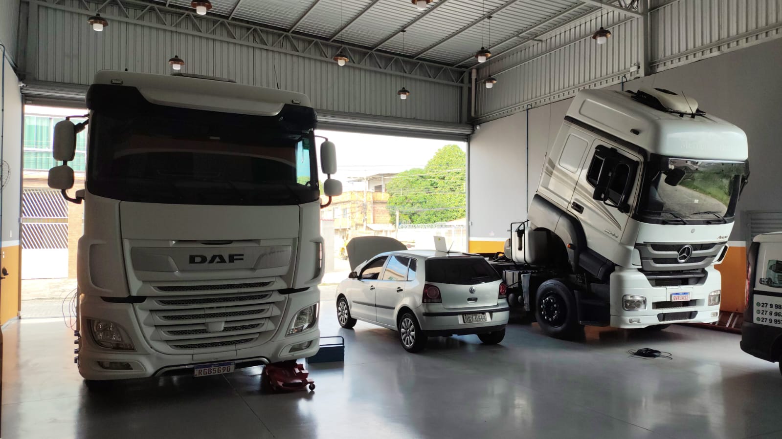 Caminhões DAF e Mercedes em manutenção