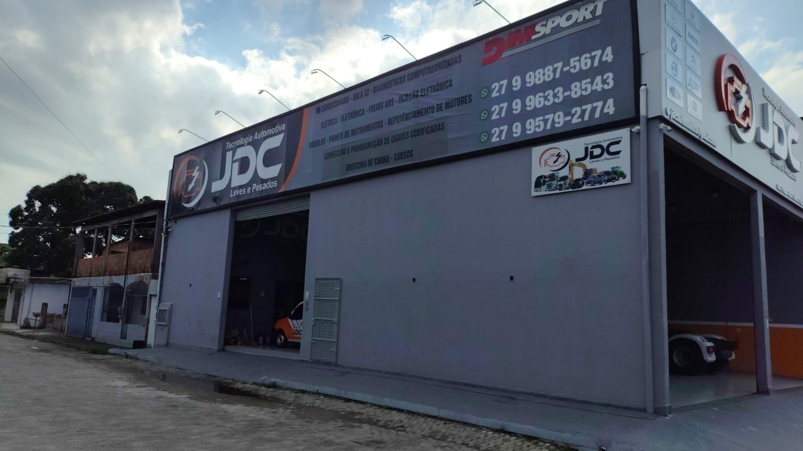 Fachada lateral JDC com serviços